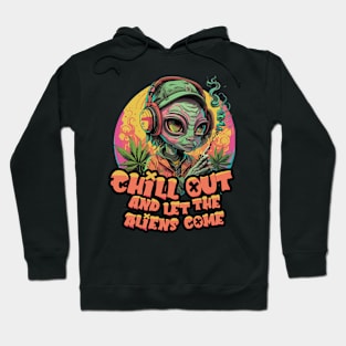 Extraterrestrial Vibe: Cool Alien smoking phrase "chill out and let the Aliens come" Hoodie